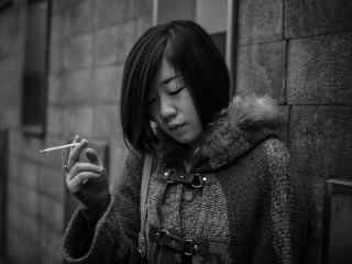 上一组图: 街头抽烟的女人图片桌面壁纸     下一组图: 抽烟女人