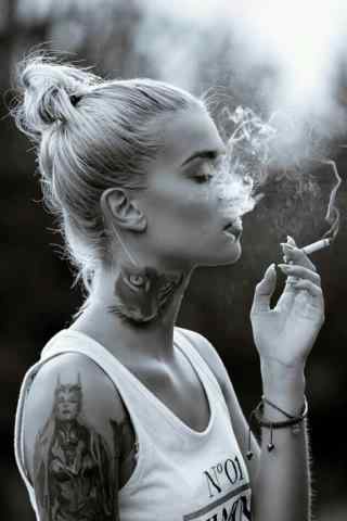 社会女吸烟纹身图片